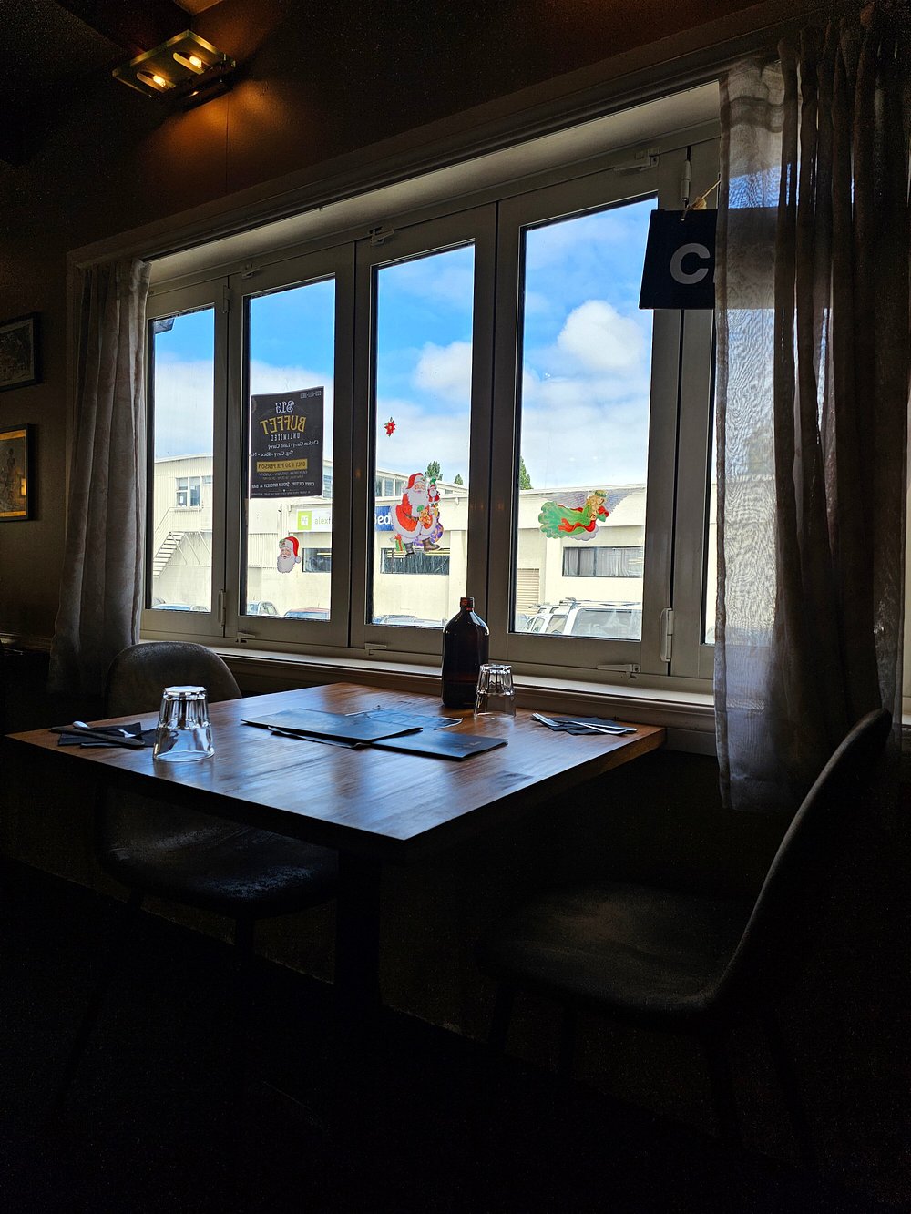 Window-side table setting